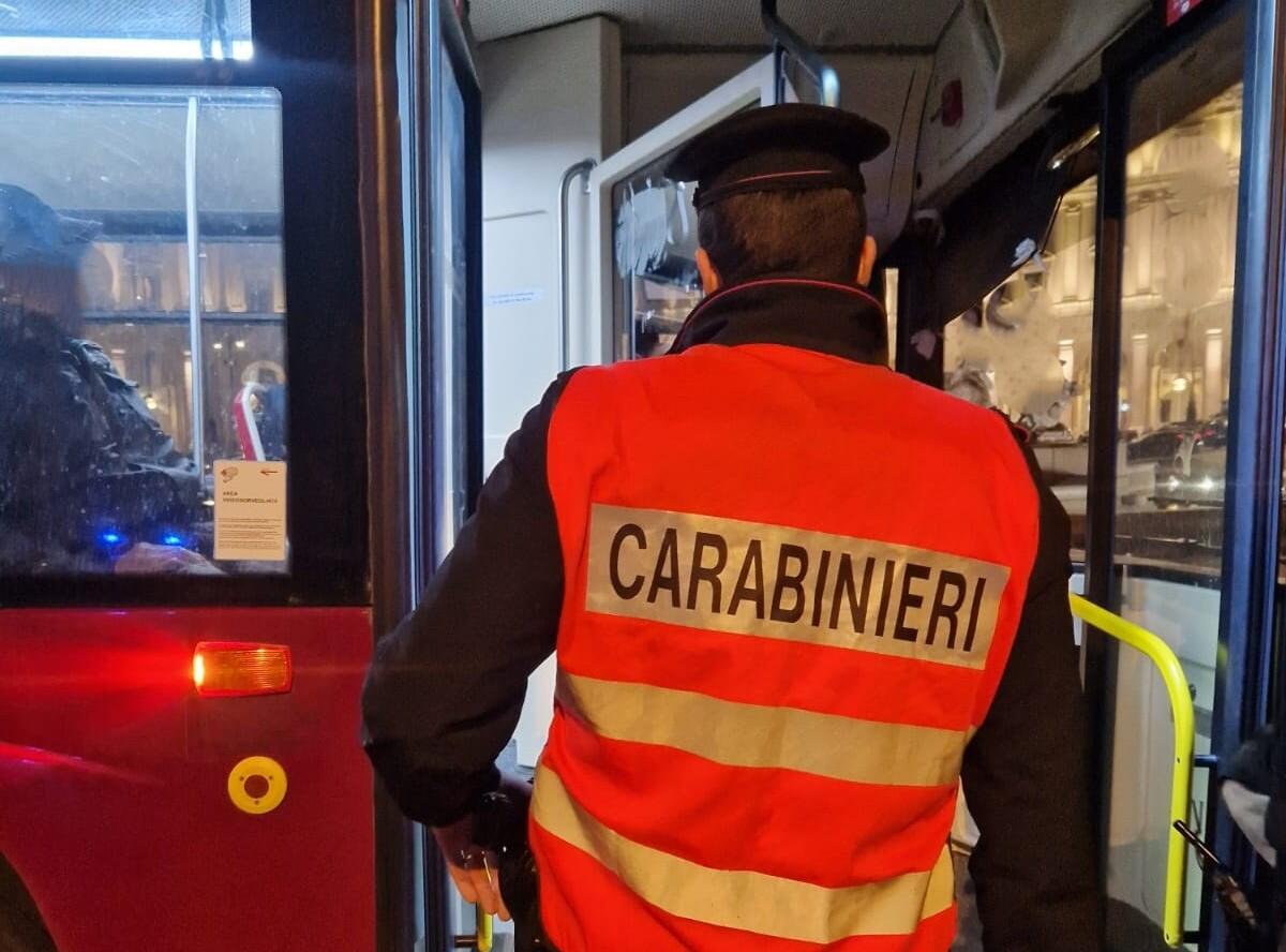 Autobus colpito da un grosso sasso, i Carabinieri fermano un sospetto. - 