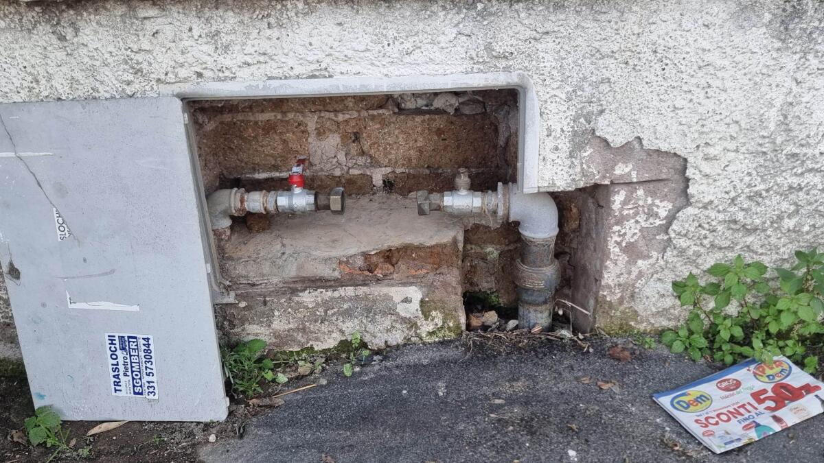 Torvaianica - L'amministratore sparisce, l'Acea chiude il contatore. I residenti: "Lasciati senz'acqua" - 