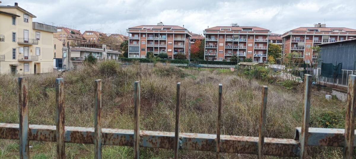 Aprilia - "Rifiuti, topi e pericoli nell'area comunale vicina all'ex Cral. Il Comune intervenga" - 