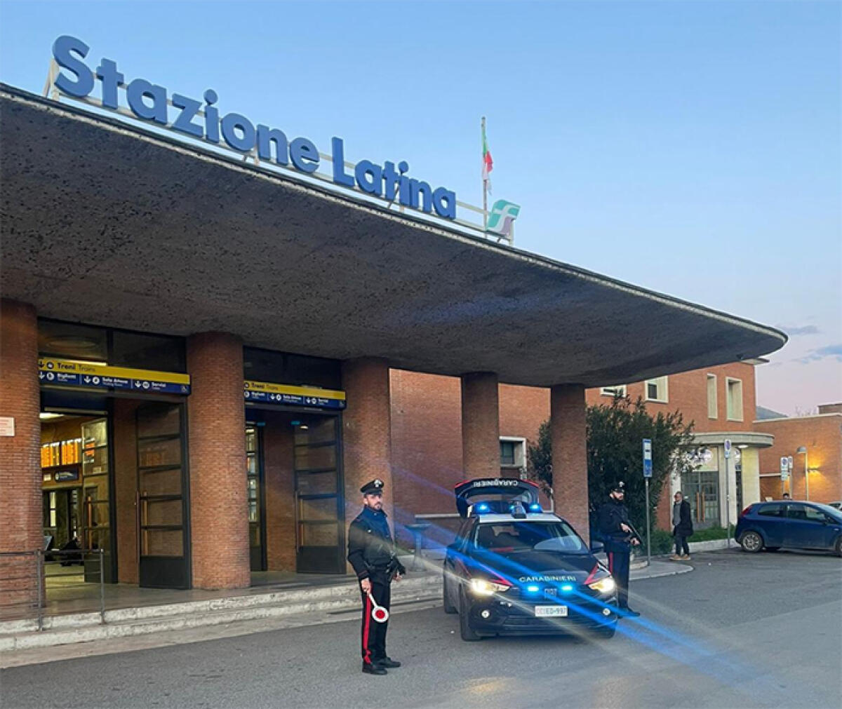 Rapinava i pendolari durante il sonno, 19enne arrestato alla stazione ferroviaria di Latina. - 