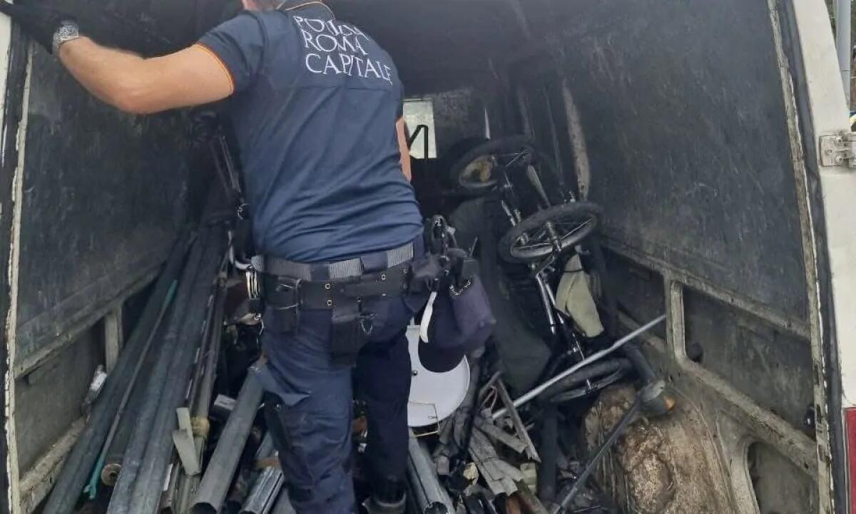 Sequestrati a Roma due autocarri con tonnellate di rifiuti pericolosi. Un imprenditore di Ardea uno dei conducenti. - 