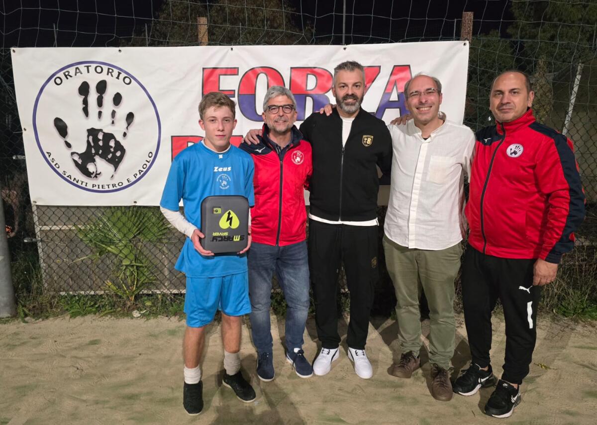 Aprilia, dopo il furto subito ad Ottobre, la Parrocchia Santi Pietro e Paolo riceve in dono un nuovo defibrillatore. - 