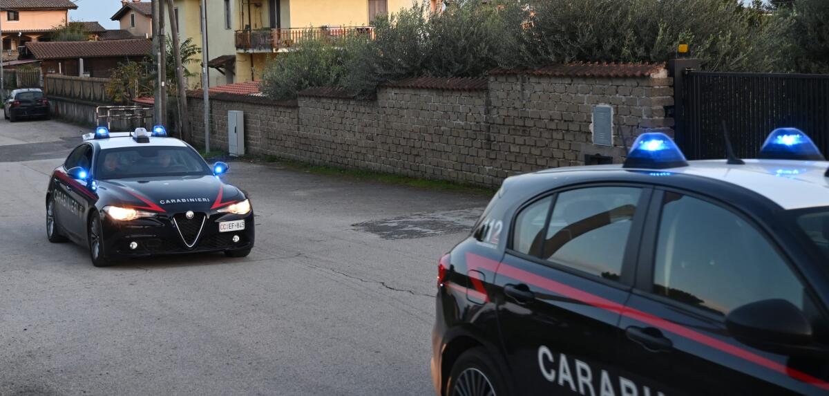 Si nasconde nel bagagliaio dell’auto, condotta dalla moglie, per evadere dai domiciliari. Arrestato. - 