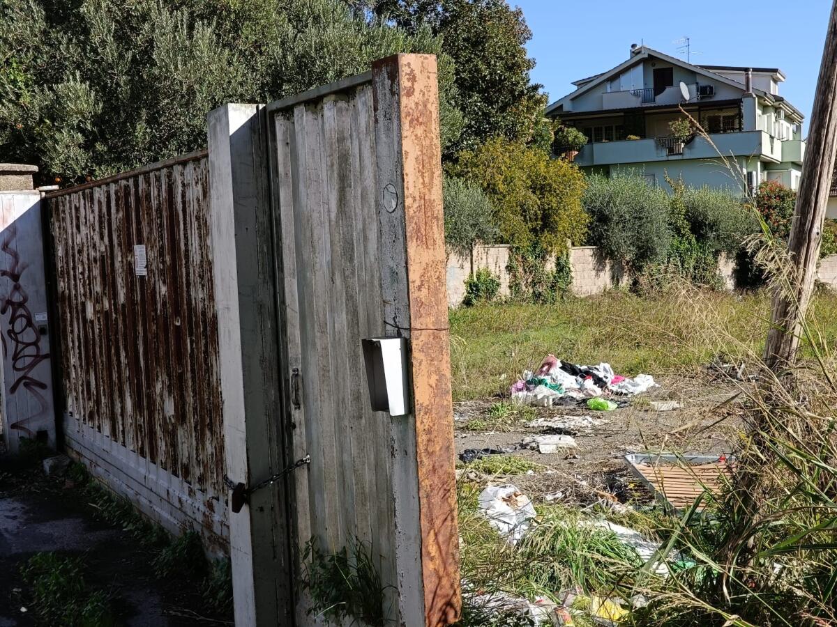 Aprilia, discarica a cielo aperto in pieno centro, nel terreno tra via Verdi e via Monteverdi. “Nessuno interviene”. - 