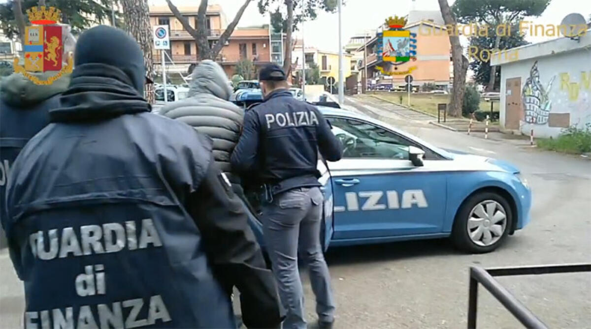Aggredita nella propria abitazione da un uomo, soccorsa e tratta in salvo dalla Finanza e dalla Polizia. - 