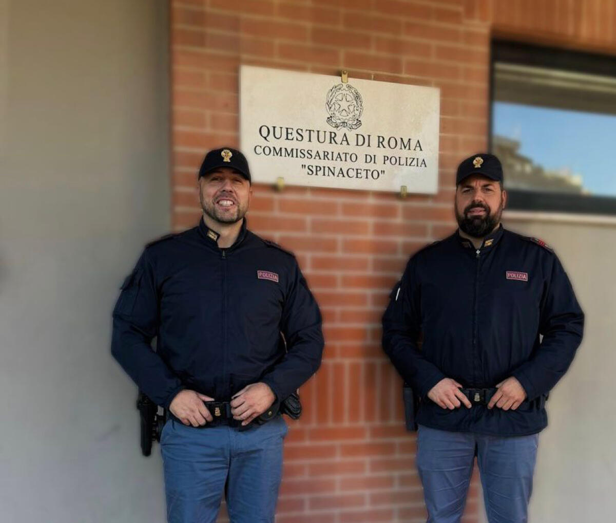 Tra fumo e fiamme, due agenti della polizia salvano la vita a un’anziana - 