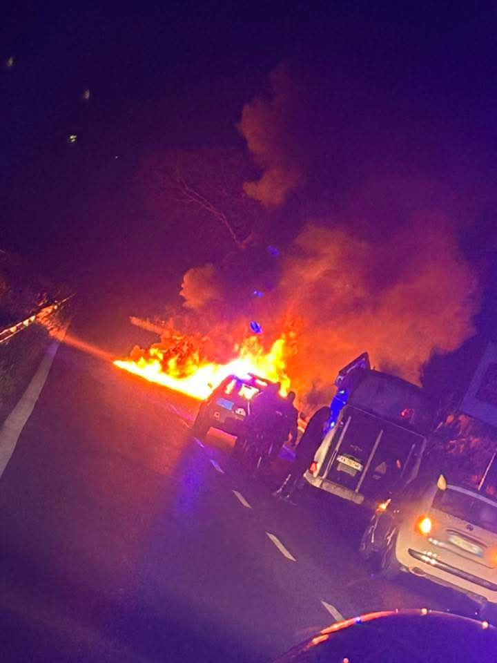 l'auto in fiamme sulla Pontina, all’altezza di Castel Romano