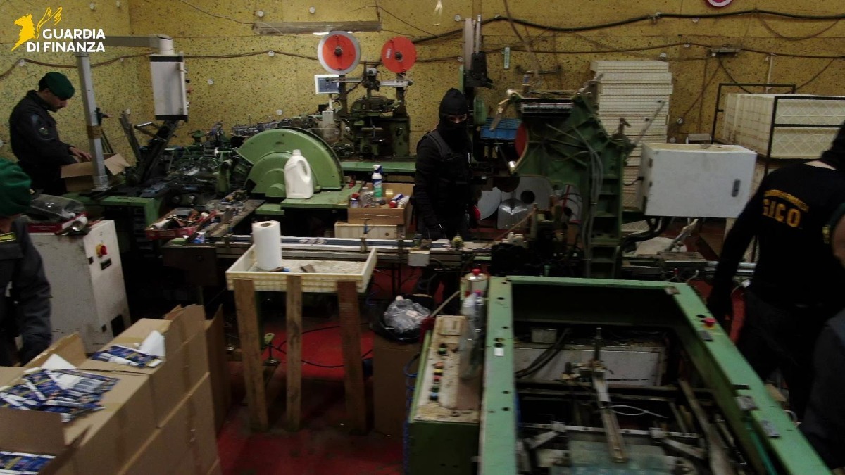 Produzione clandestina di sigarette. A Pomezia uno degli imponenti opifici sequestrati dalla Finanza di Palermo. - 