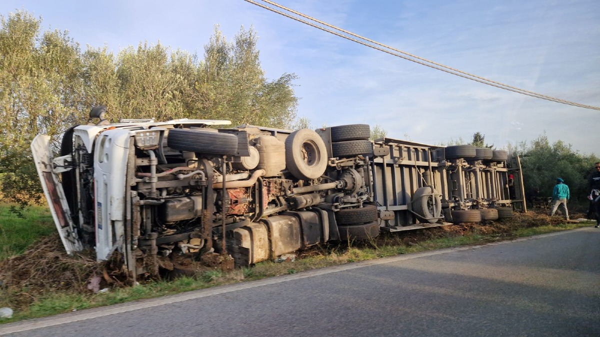 Autoarticolato si ribalta sulla Cisterna-Campoleone - 