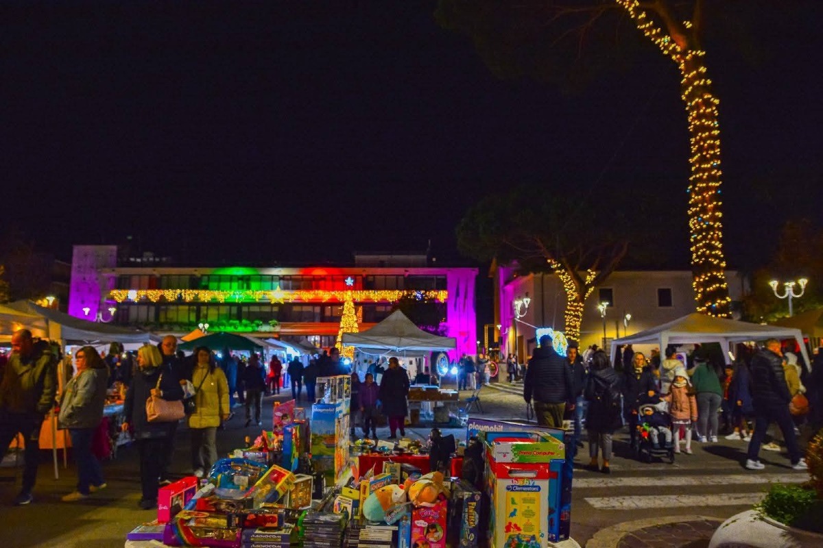 Natale di Aprilia - Mercatino, giostrine e stand gastronomici domenica 21 dicembre  - 