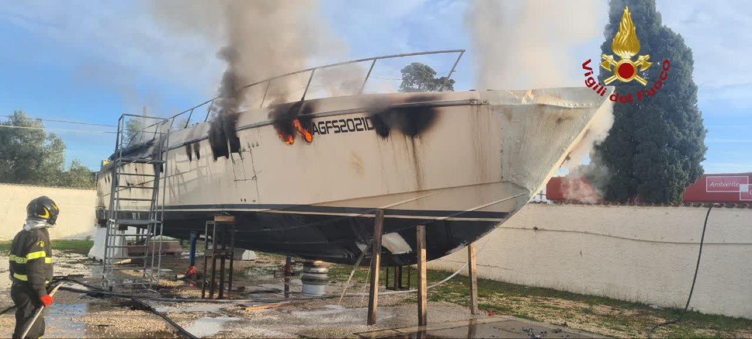 Anzio, imbarcazione di 20 metri in fiamme all’interno di un rimessaggio. - 