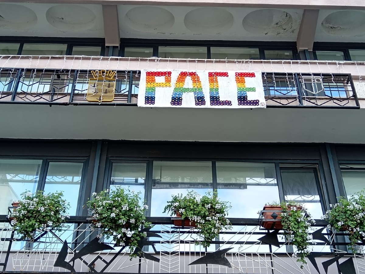 Aprilia, grazie alle "Donne Fuori-Tempo" sul palazzo municipale campeggia una nuova bandiera della Pace. - 