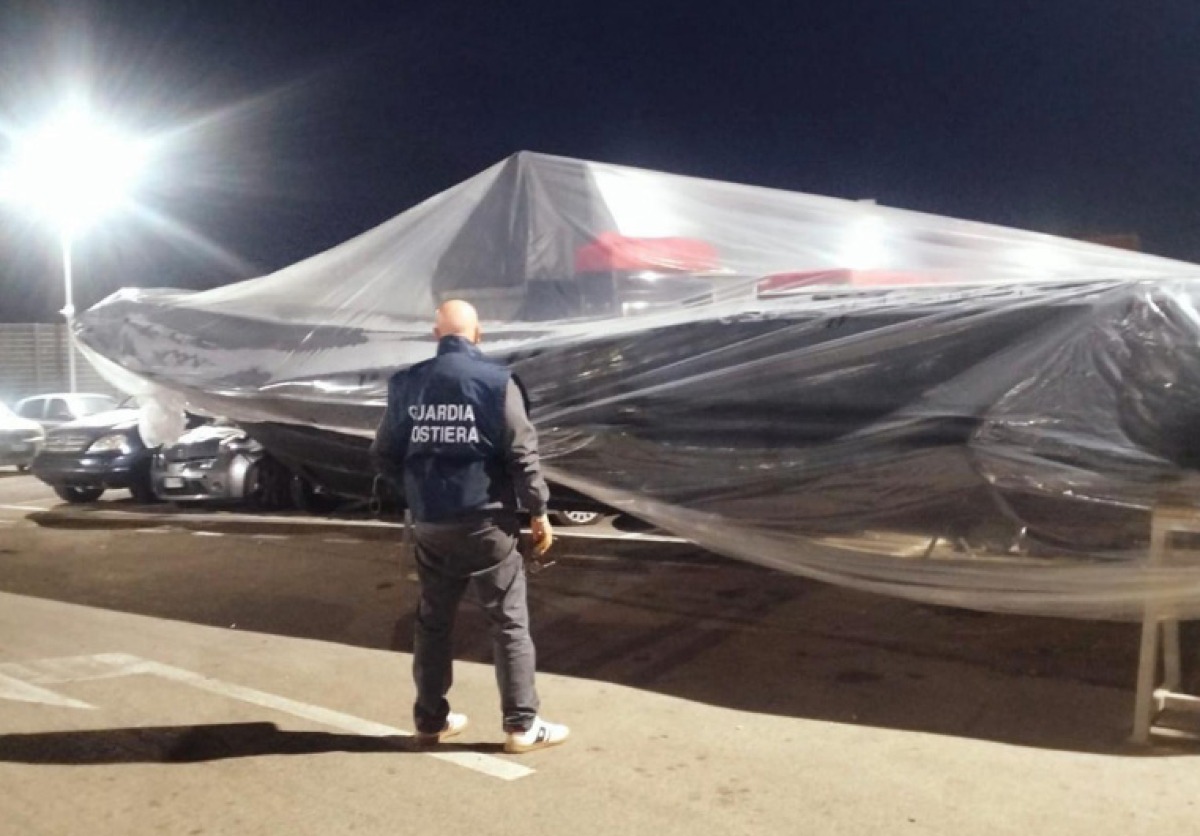 Recuperato un gommone rubato a largo di Terracina - 