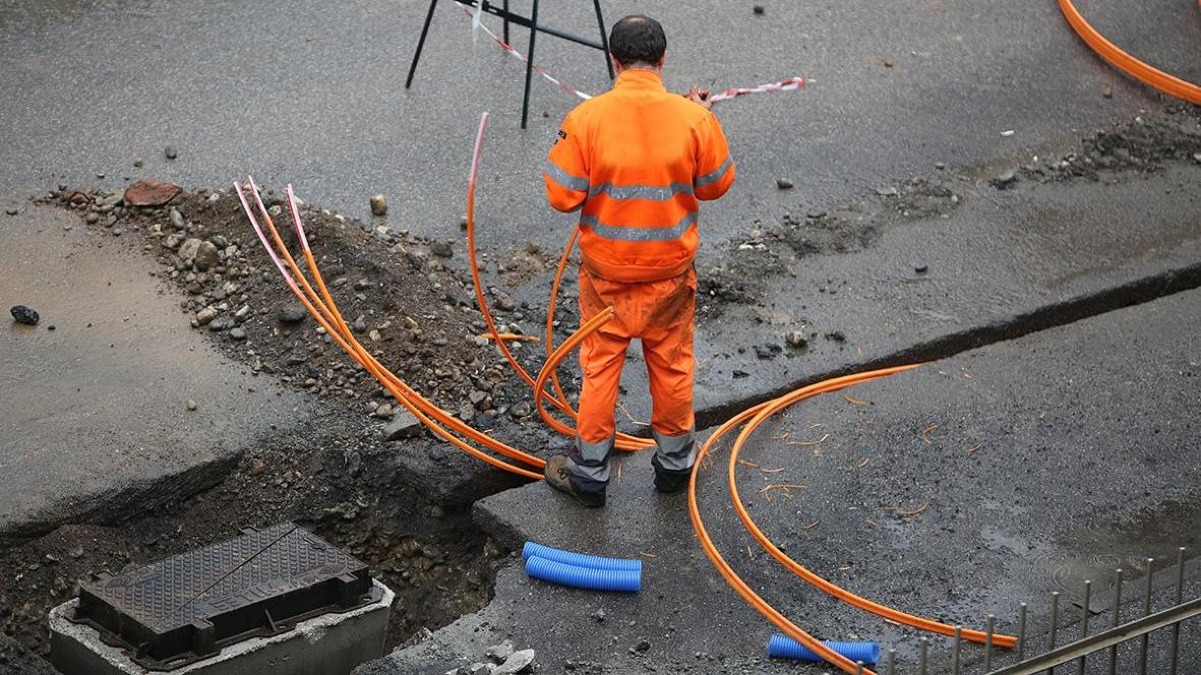 Strade distrutte dopo i lavori per la fibra, il Comune di Nettuno diffida la società - 