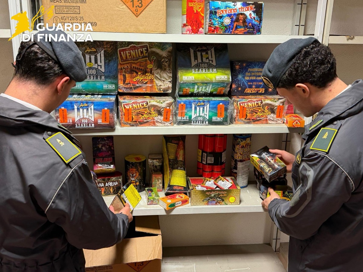 La Finanza di Roma sequestra oltre 4 tonnellate di “botti” illegali. 4 persone denunciate. - 