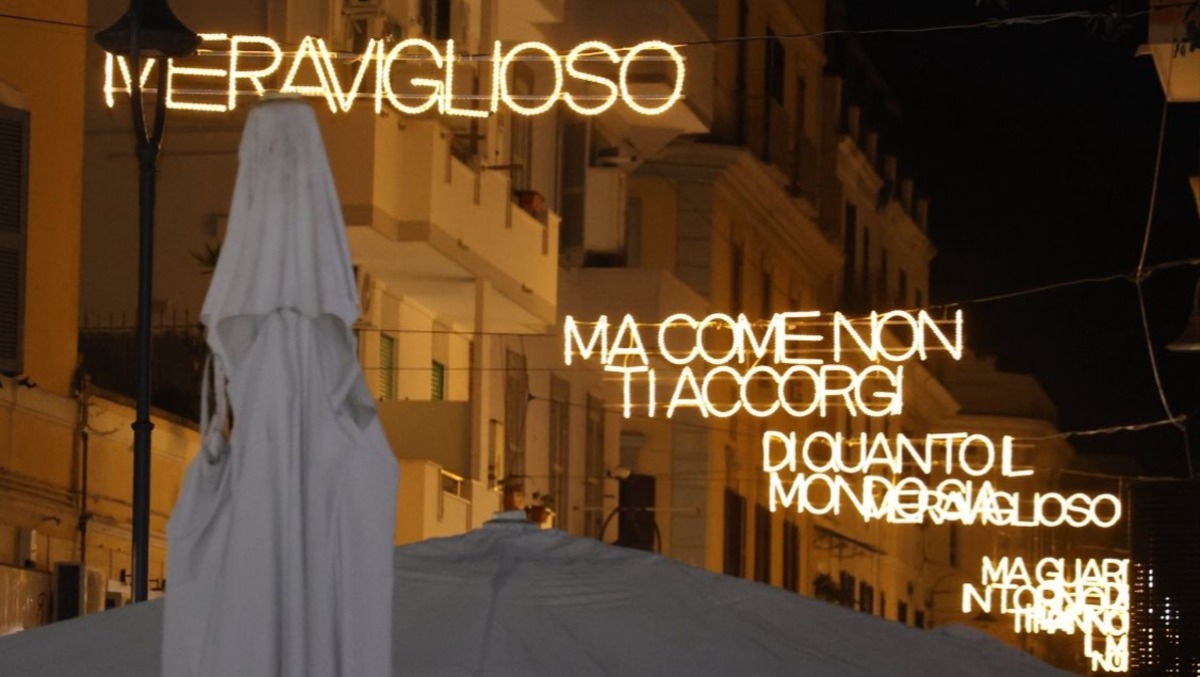 Anzio, “Meraviglioso”, le luminarie con i versi di Modugno resteranno stabilmente e diventano patrimonio della città. - 