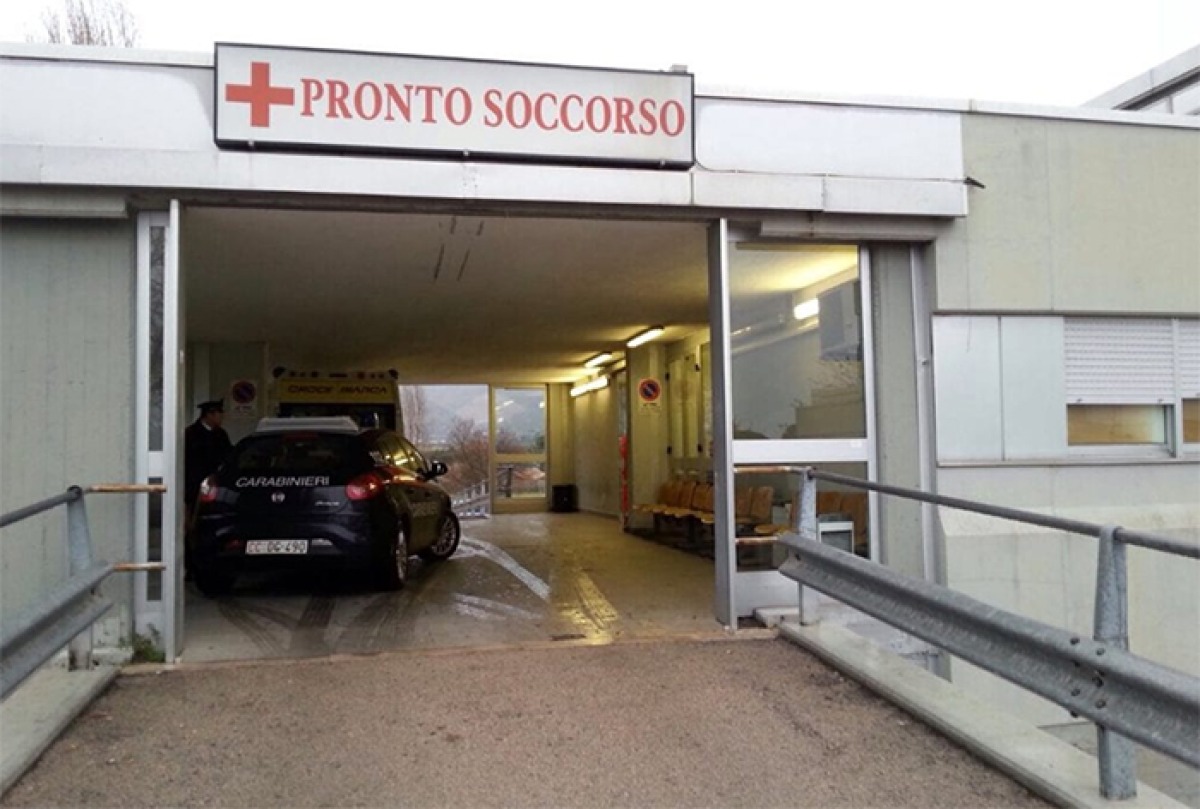 Chiama il 118 dopo aver subito un’aggressione, ma all’arrivo dell’ambulanza aggredisce il personale sanitario.  - 