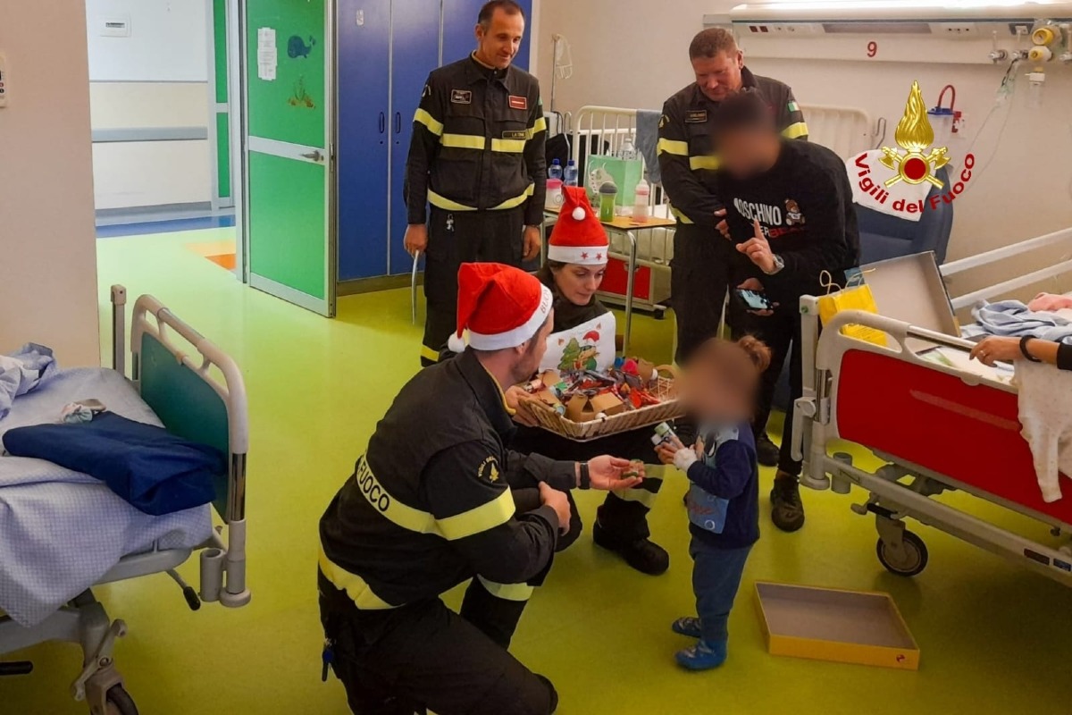 Natale, la visita dei Vigili del Fuoco nel reparto di Pediatria dell'ospedale “Goretti” di Latina. - 