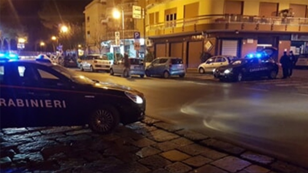 Latina, i Carabinieri denunciano un 24enne e un 18enne per porto di armi od oggetti atti ad offendere. - 