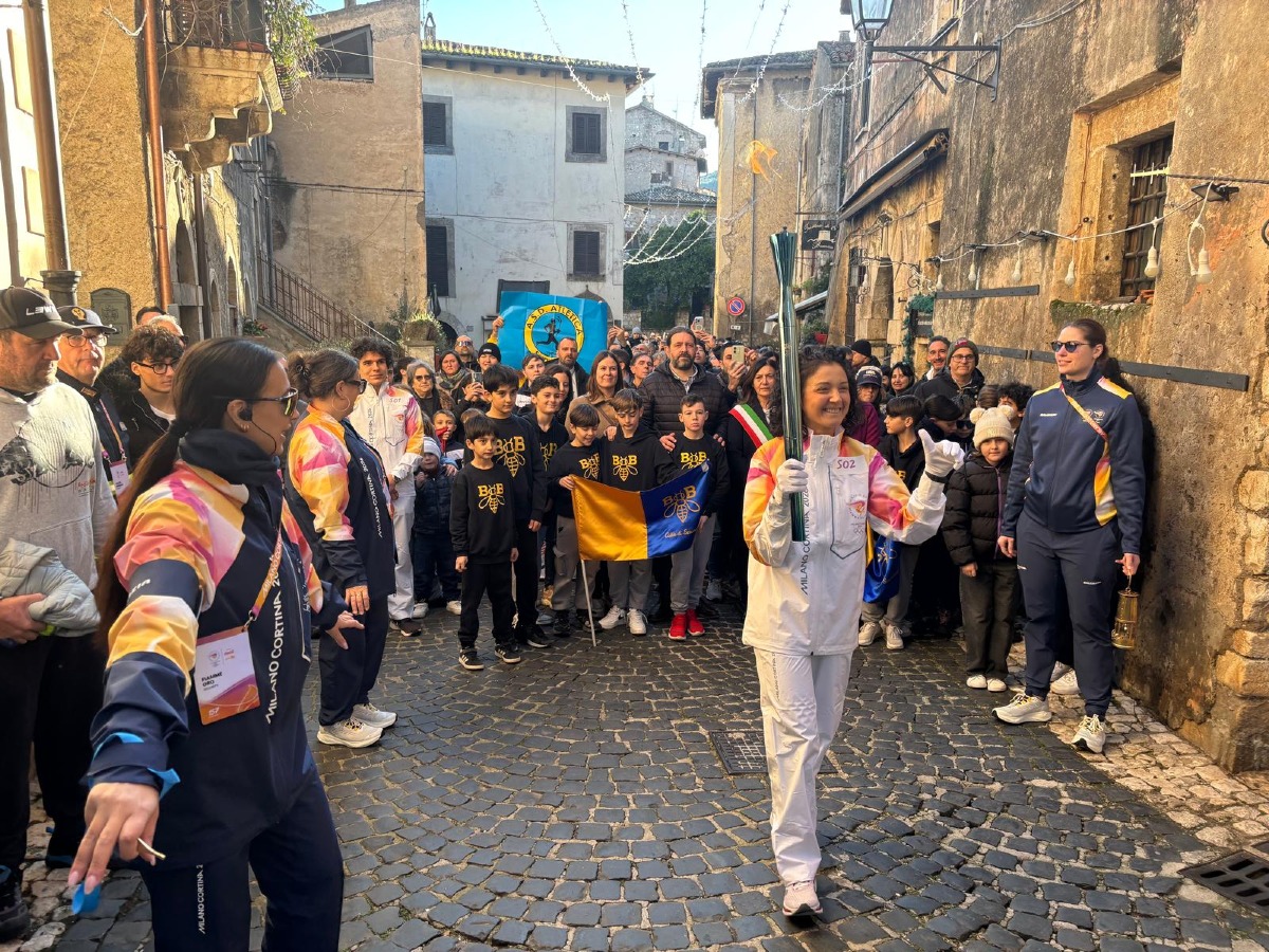 Folla a Sermoneta per accogliere la Fiamma Olimpica: "Una giornata storica" - 