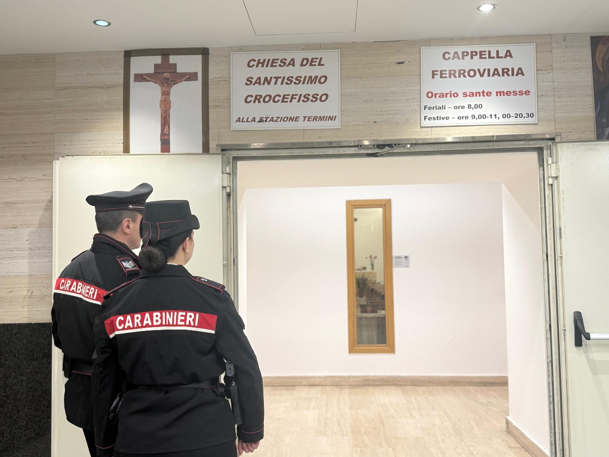 Fa pipì nell’acquasantiera della cappella di Roma Termini  - 