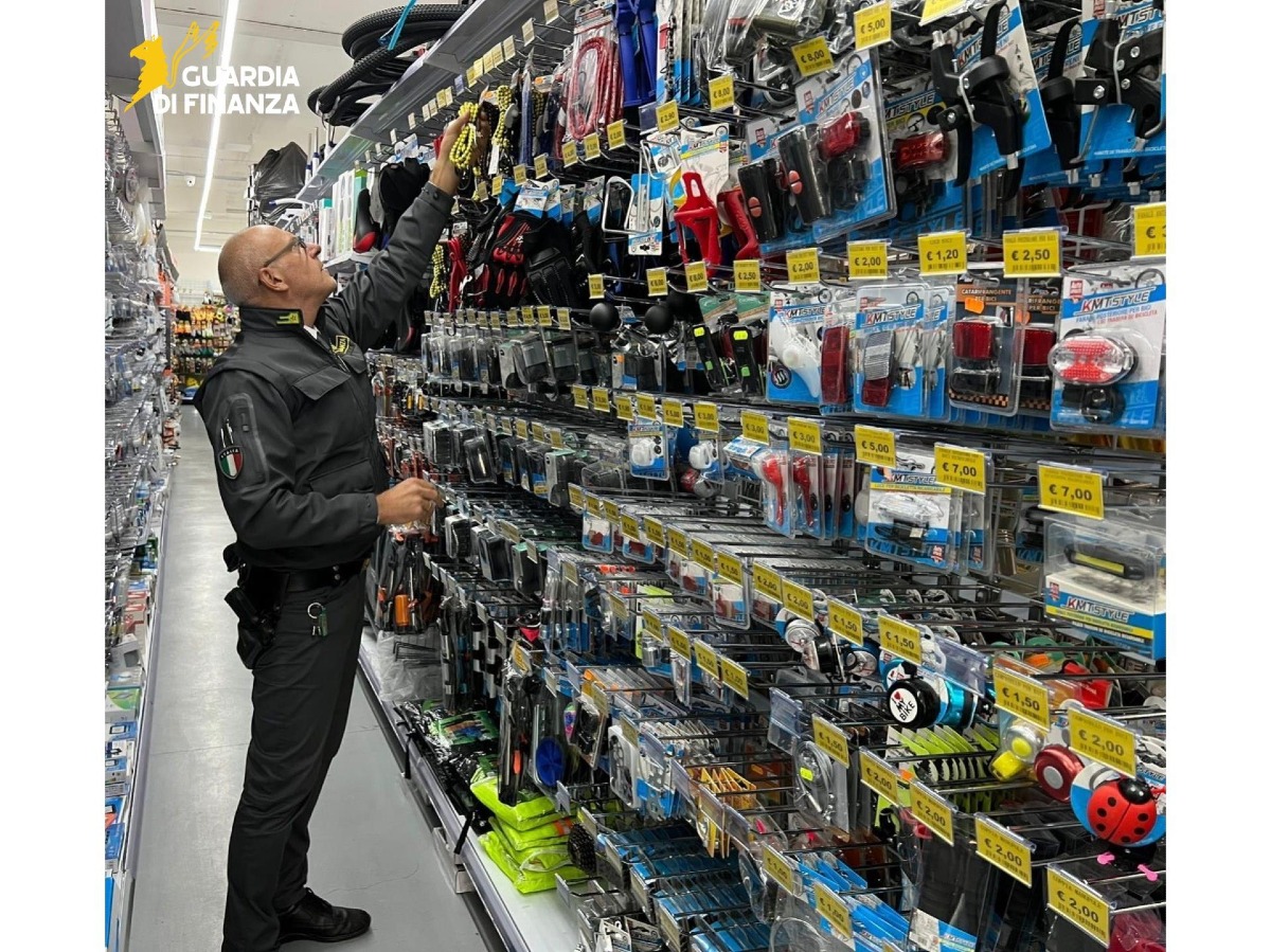 La Guardia di Finanza di Latina ispeziona 49 attività: sequestrati 160 mila articoli natalizi  - 