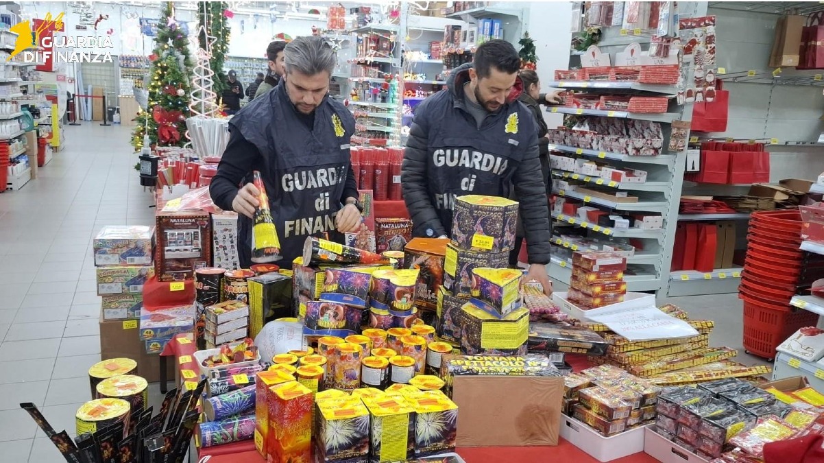 La Finanza di Pomezia sequestra 22mila fuochi d'artificio, una denuncia - 