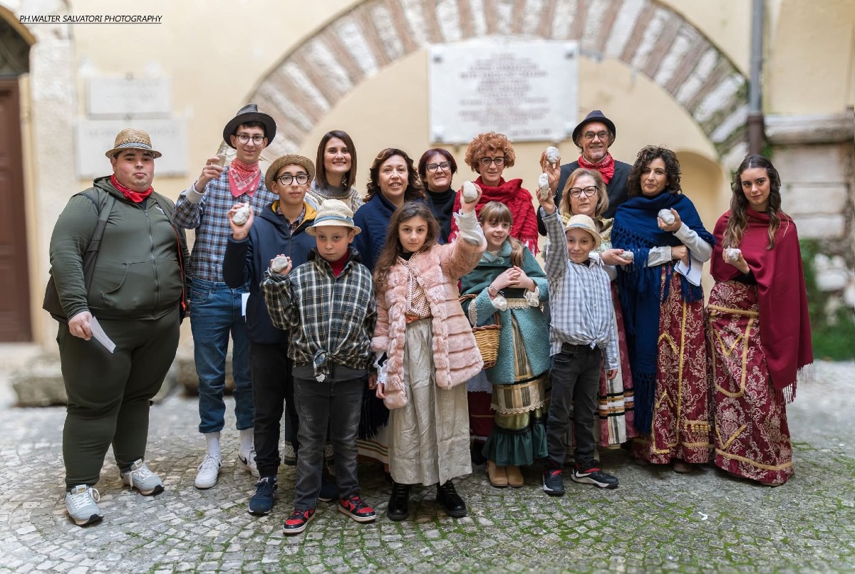 Tra i vicoli del centro storico di Sezze si rinnova l’antica tradizione del “Sasso di Capodanno”. - 