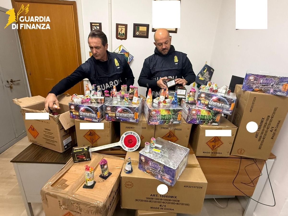 Botti illegali, la Guardia di Finanza di Latina sequestra 2 quintali di materiale esplodente pericoloso - 