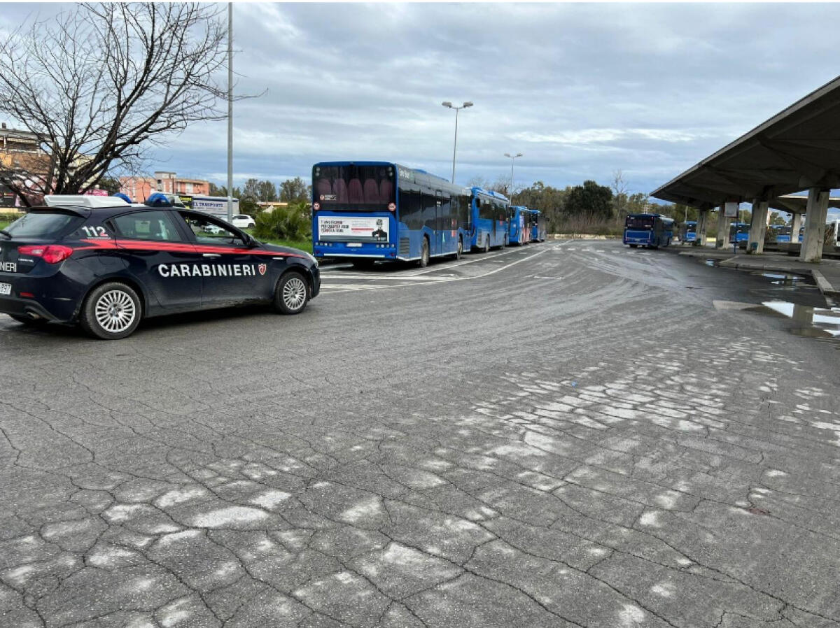 Senza biglietto sul bus dà in escandescenza: 19enne in arresto a Latina - 