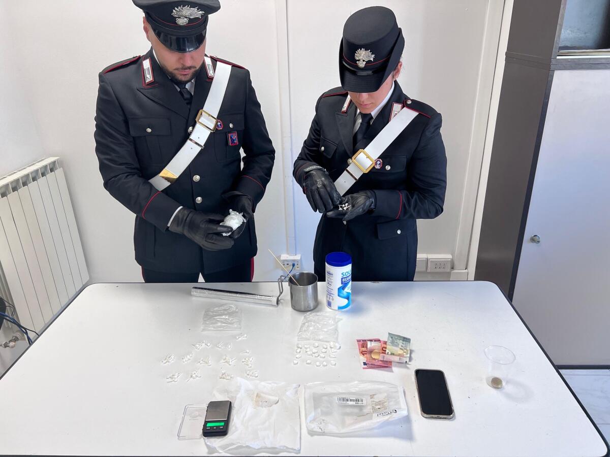 Controlli dei carabinieri alla stazione di Lavinio: donna sorpresa con il crack, arrestata - 