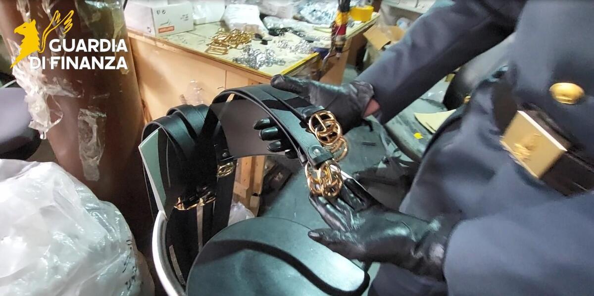 Sequestrati 4mila articoli non originali: giocattoli e accessori pericolosi - 