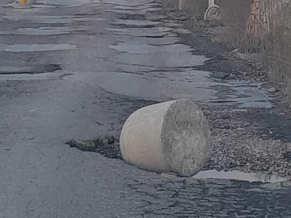 Aprilia - Spartitraffico di cemento nelle voragini di via Baracca: "E' pericoloso, situazione indecente" - 