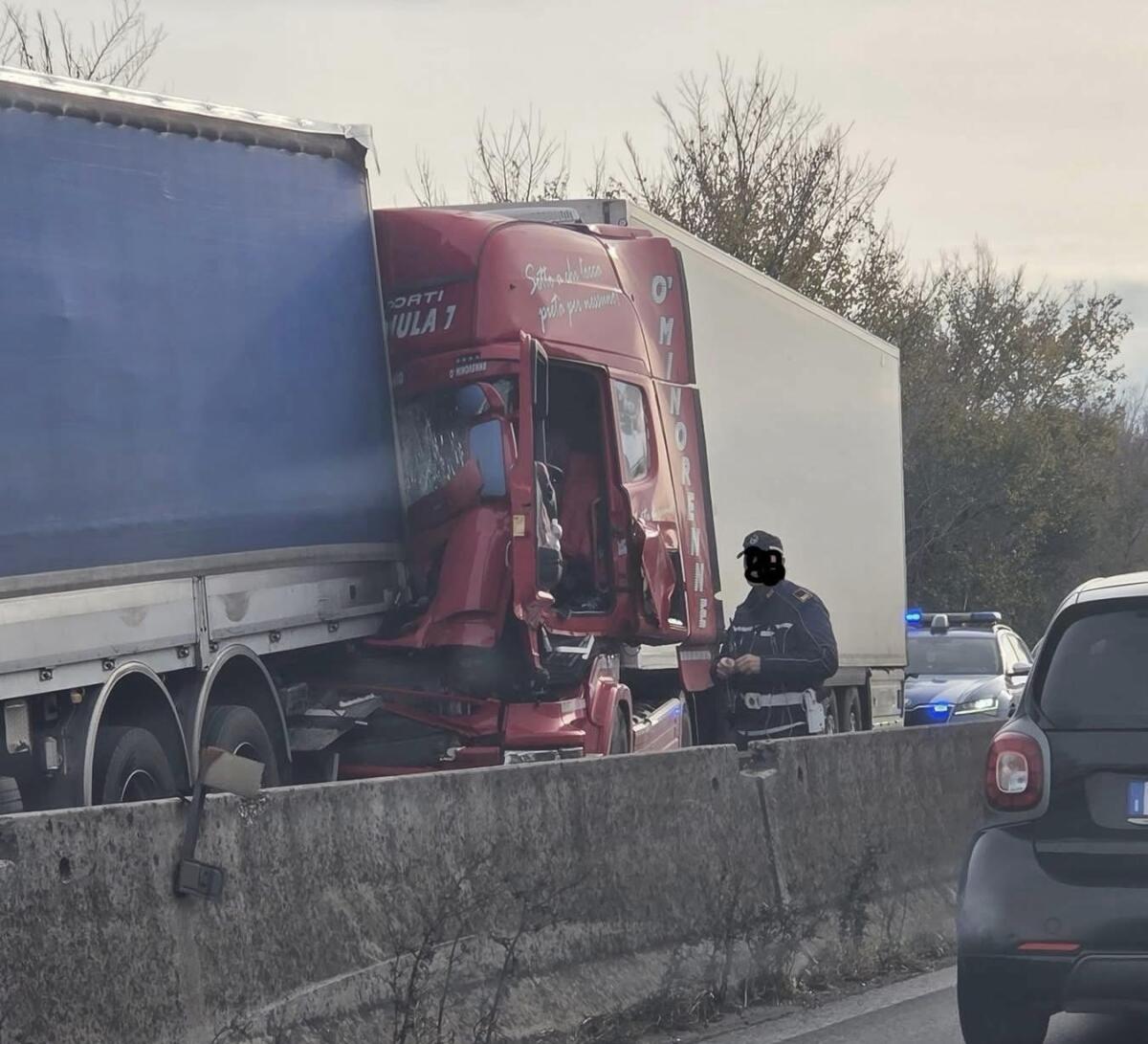 4 mezzi pesanti si scontrano: incubo Pontina - 