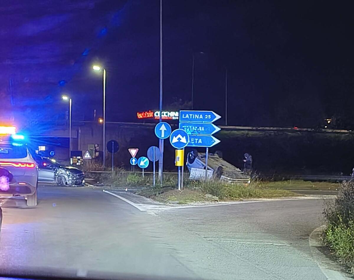 Aprilia, violento scontro sulla Nettunense. Una delle auto si ribalta e finisce sui cordoli dello spartitraffico. - 