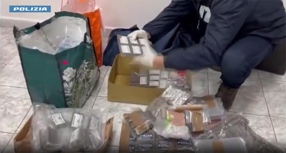 Scoperto un bazar dello spaccio alla periferia di Roma. Due arresti. La Polizia sequestra droga per oltre 400 mila euro. - 