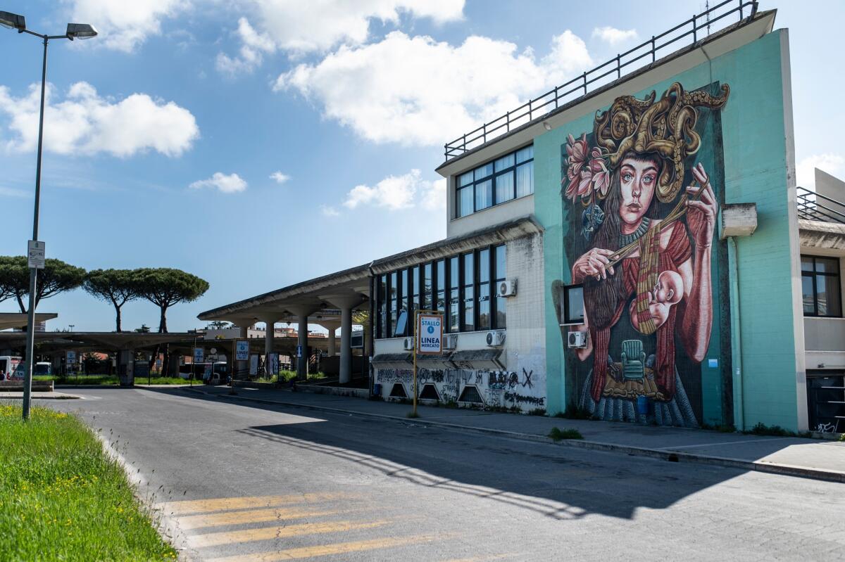 Latina, minaccia i passanti alle nuove autolinee con una mazza da baseball. Una volta in Questura, calci e pugni agli agenti. - 