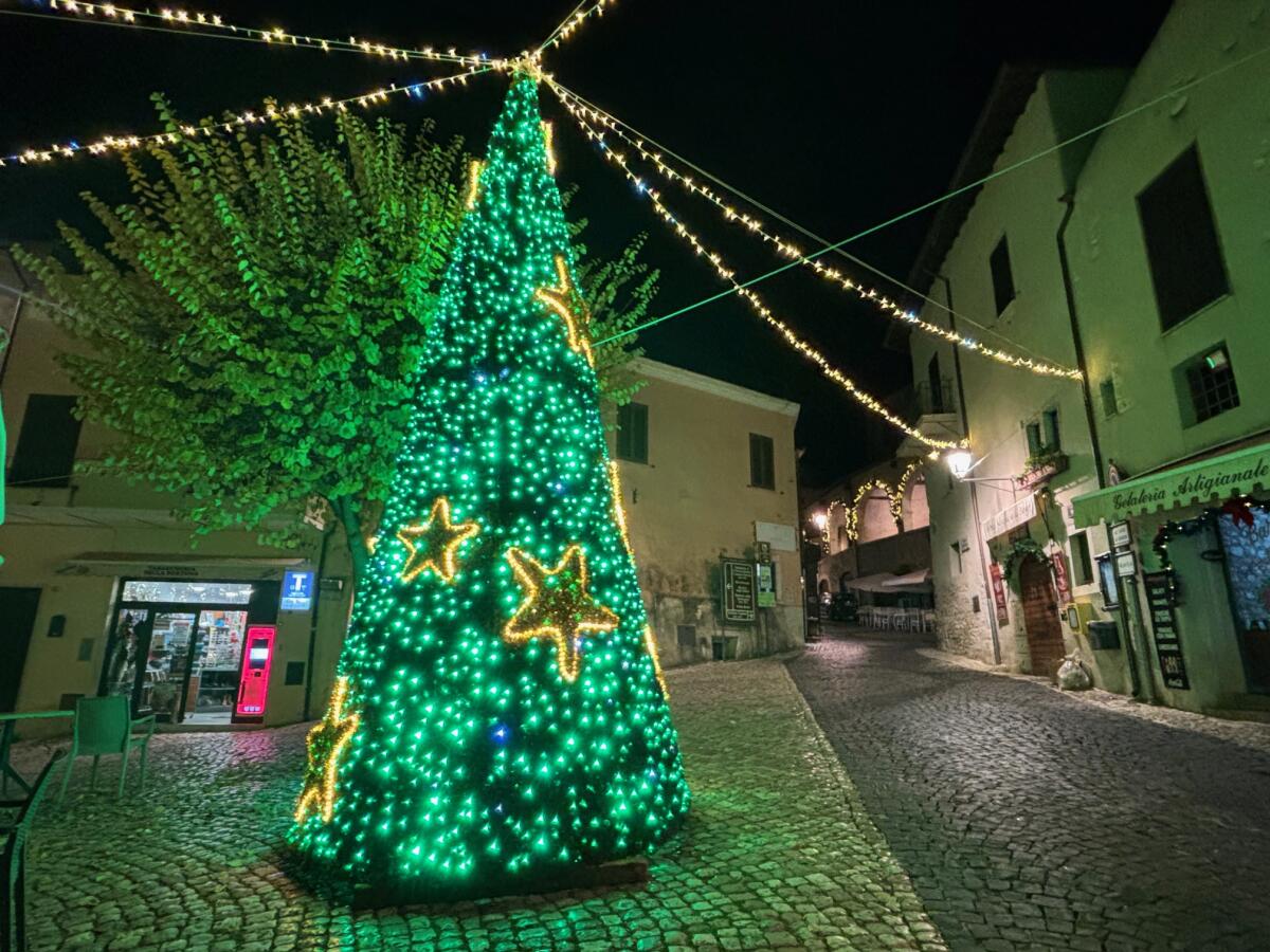 "Favole di Natale" a Sermoneta: la casa di babbo natale, mercatini, mostre, animazione e poesie - 