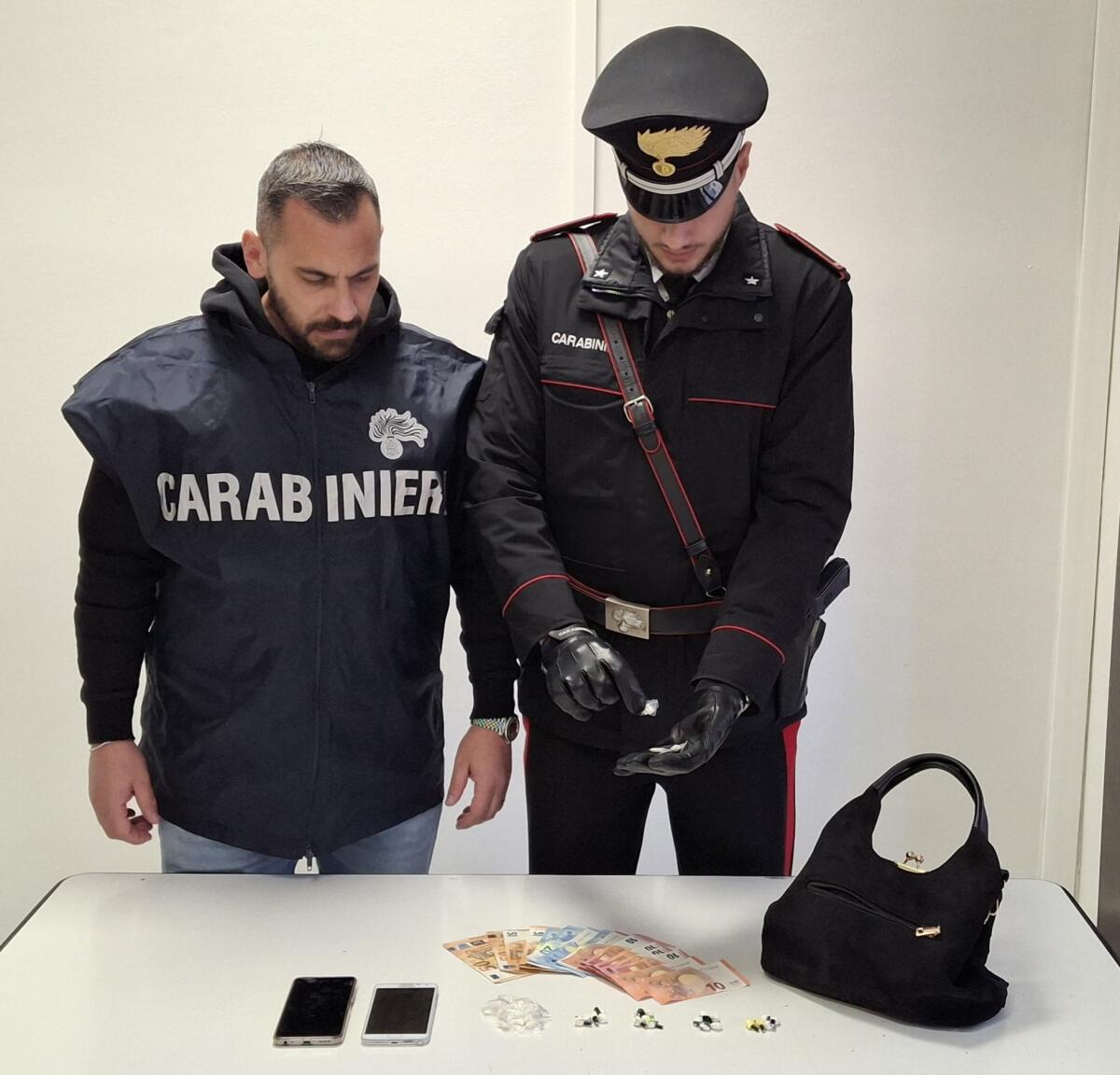 Nettuno, recupera in strada un sacchetto con crack e cocaina. 46enne arrestata dai Carabinieri. - 