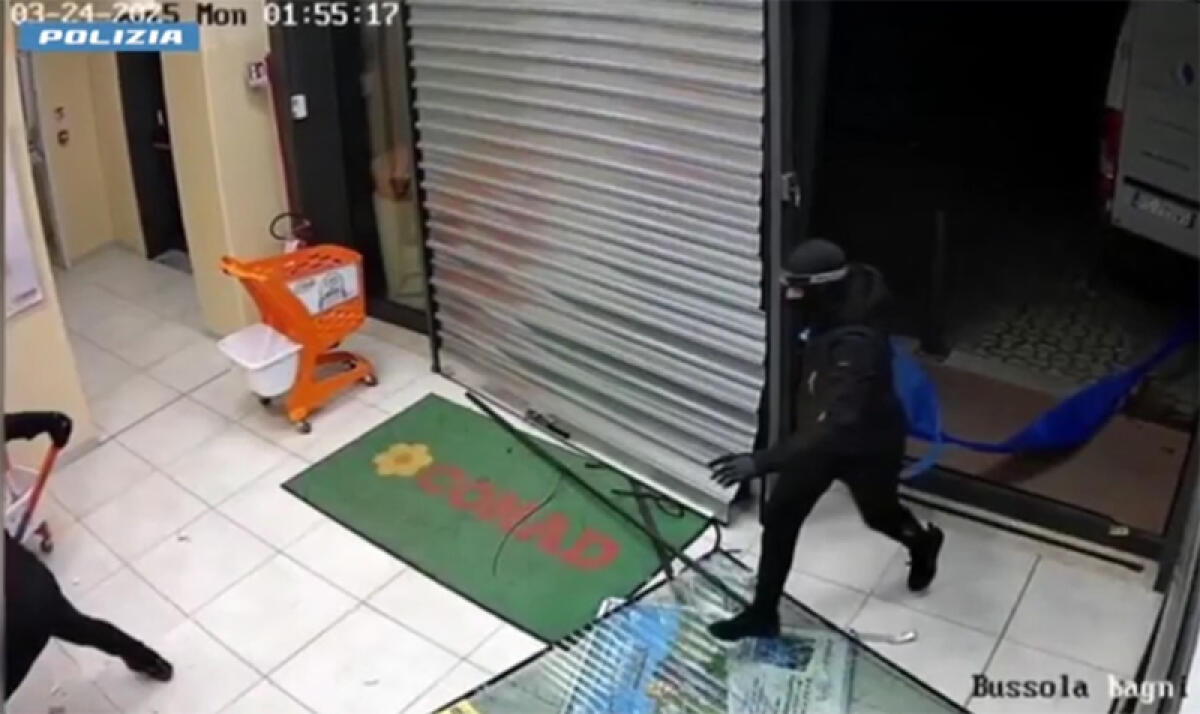 Furti con “spaccata” in provincia di Siena: denunciati 4 giovani della provincia di Latina, uno di loro in manette. - 