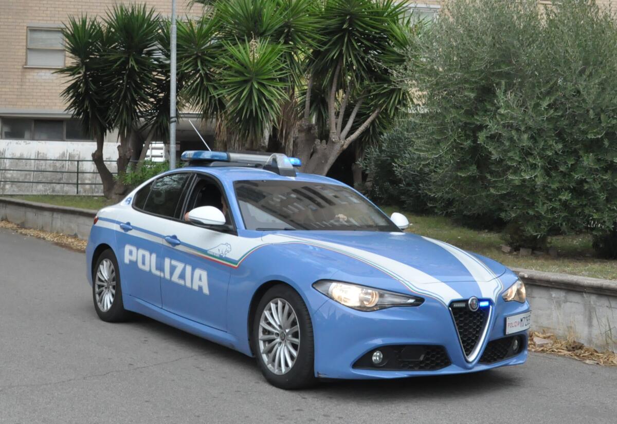 Aprilia, lite in via Toscanini: una persona ferita a terra e momenti di tensione, interviene la Polizia. - 