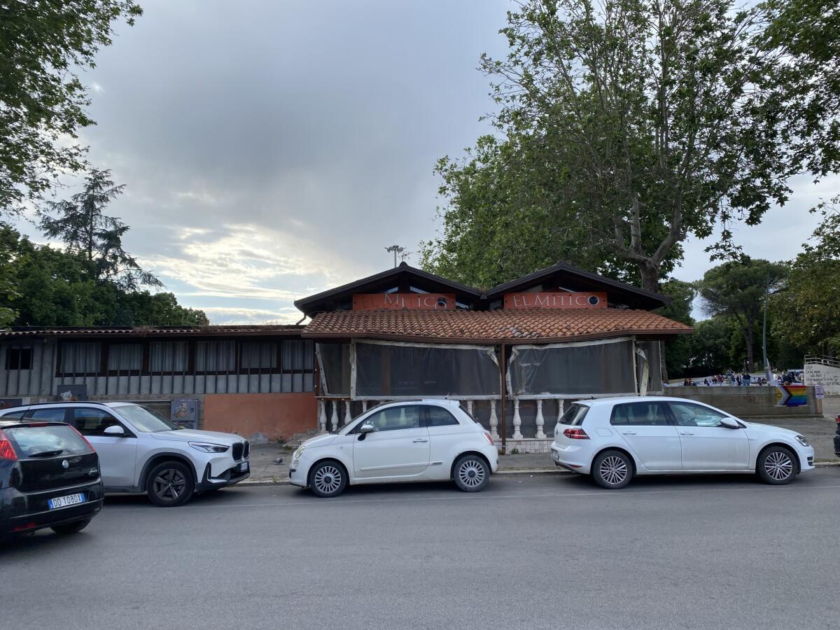 Aprilia - "Svastiche sui muri dell'ex bar El Mitico, degrado inaccettabile. A quando l'abbattimento?" - 