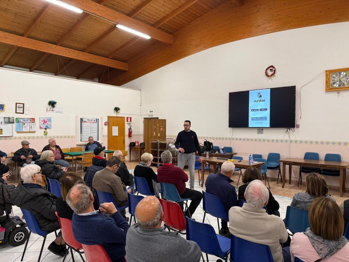 “Merenda Digitale” al Centro Anziani di Campoleone per imparare ad utilizzare “Junker” l’app per la differenziata. - 