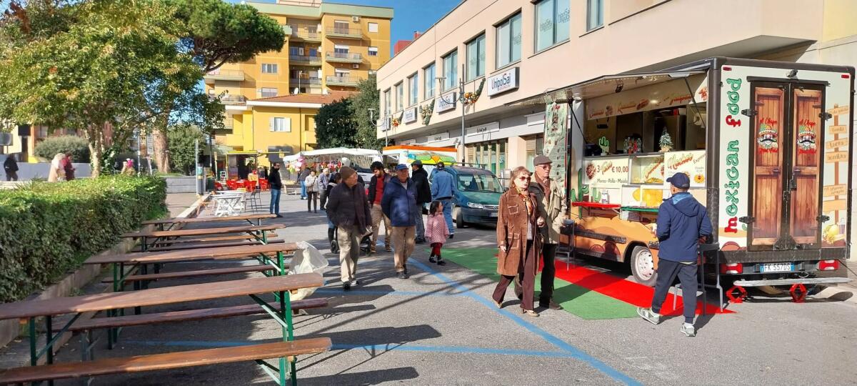 Natale 2025 fine settimana tra street food, banchi colorati, Babbi Natale in Vespa e animazione con “Il Mercatino di Aprilia”. - 