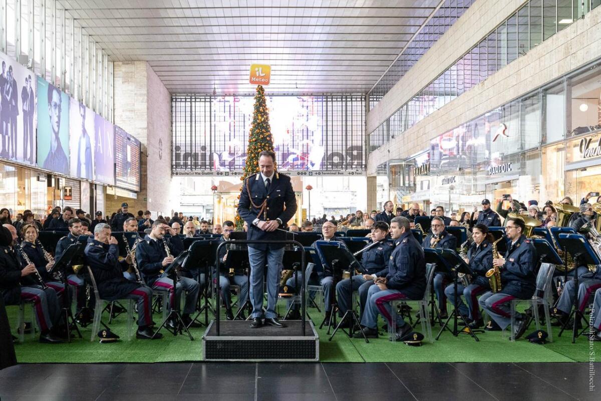 Il Concerto di Natale della Fanfara della Polizia di Stato anima la Stazione Termini - 