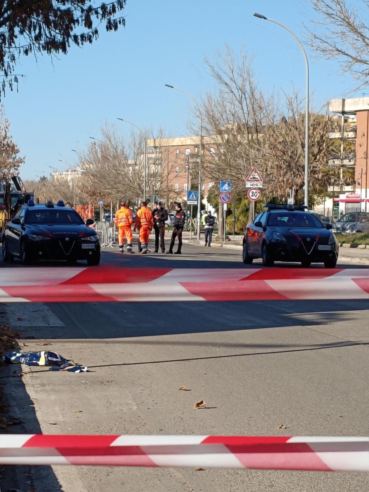 Residuo bellico rinvenuto in via Aldo Moro, ad Aprilia. Strada interdetta al traffico. - 