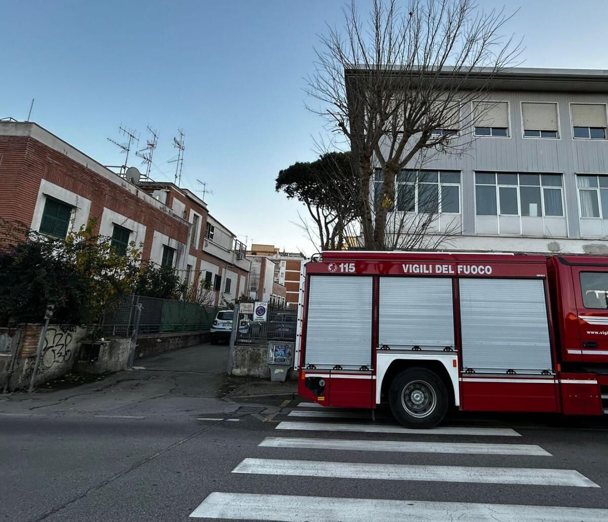 Nettuno, chiusa l’ala nord ovest del plesso scolastico di via Visca. I vigili del fuoco rilevano delle criticità. - 