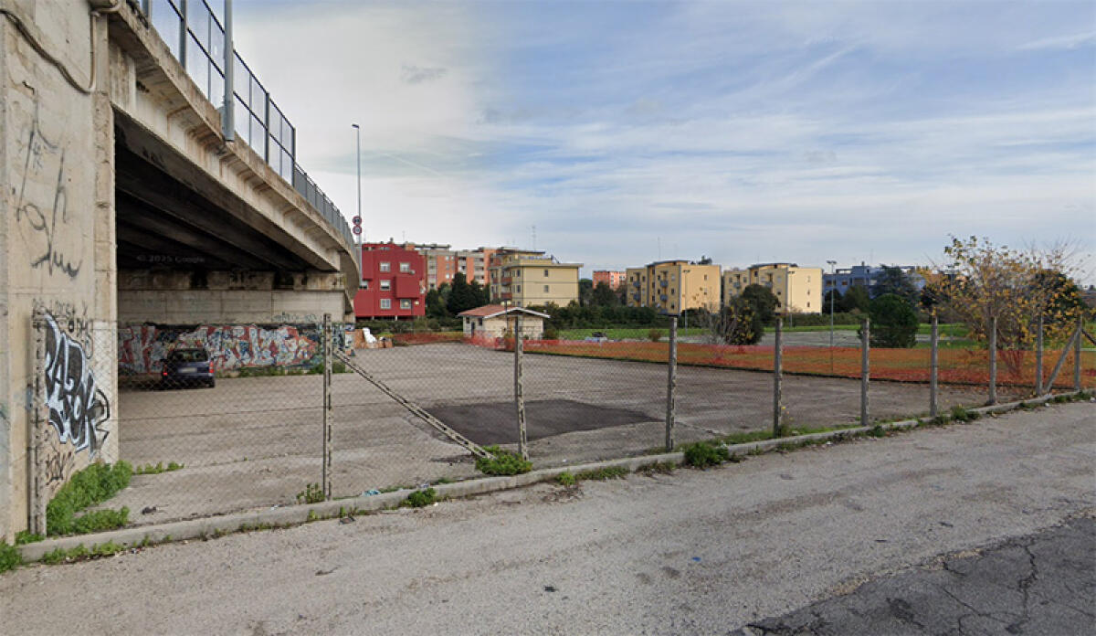 Aprilia, blitz in via Tiberio: sgomberato lo stabile occupato abusivamente sotto al ponte di Montarelli. - 