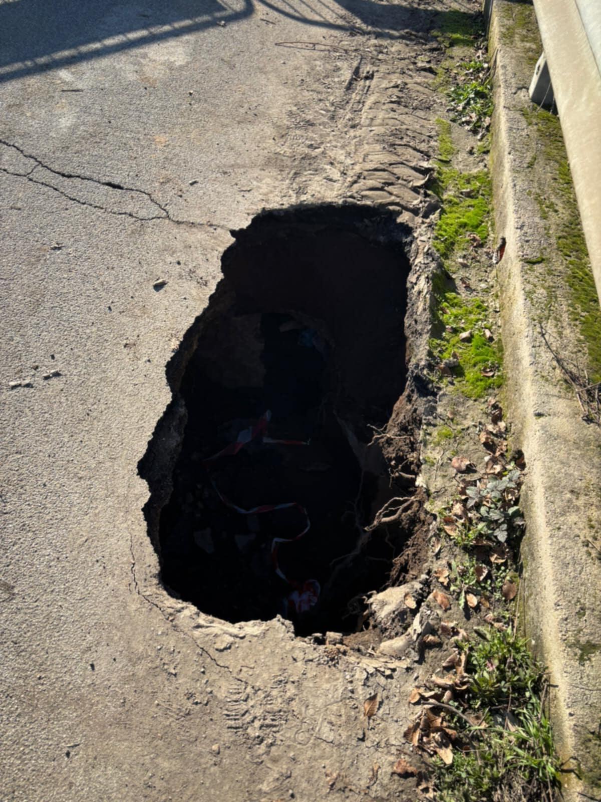 Aprilia, si forma un cratere sull’asfalto. Chiuso al transito il ponticello di via Cagliari. Odori nauseabondi dal canale. - 