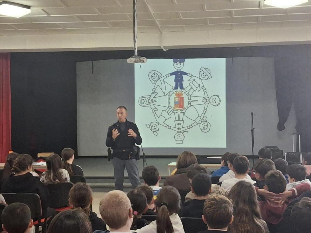 Gli agenti del Commissariato di Aprilia incontrano gli studenti della "Pascoli" - 